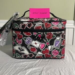 NWT ❤️ Betsey Johnson Makeup Train Case Bonus Wristlet Pouch Hearts Floral 🌹